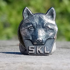 Hopeavärinen Koira merkki. Valmistajan leimalla. Halkaisija - pikkukuva 4
