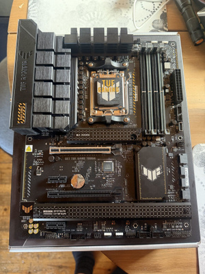Asus TUF GAMING B650-PLUS WIFI, ATX-emolevy