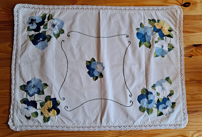 Kirjailtu, vanha orvokkiliina 45 x 63cm