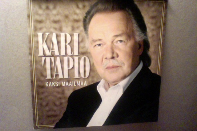 KARI TAPIO  ::  KAKSI MAAILMAA  ::  CD, ALBUM   2008