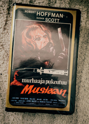 Murhaaja pukeutuu mustaan (1973) VHS