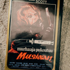 Murhaaja pukeutuu mustaan (1973) VHS - pikkukuva 1