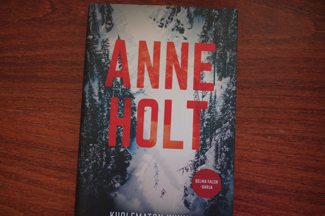 Anne Holt: Kuolematon kunnia (2020)