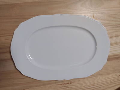 Tarjoilulautanen posliinia