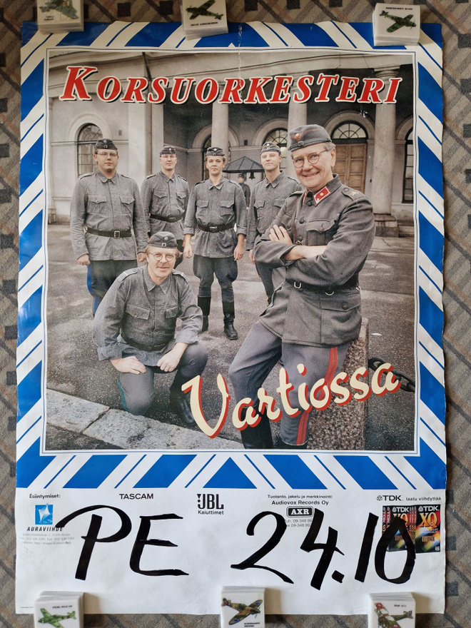 Korsuorkesteri Vartiossa keikkajuliste. 60×42cm