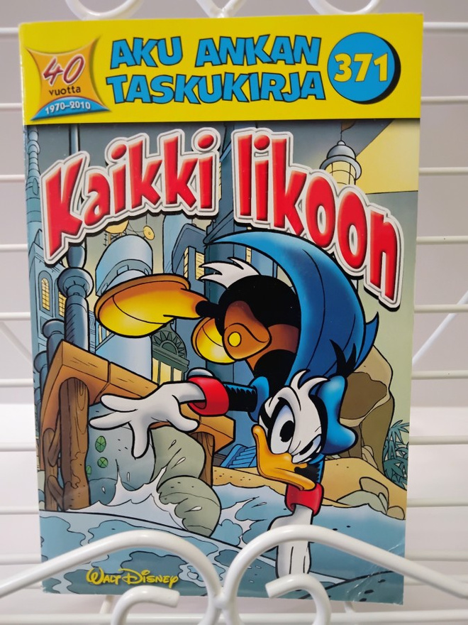 Aku Ankan taskukirja 371 Kaikki likoon 1.p