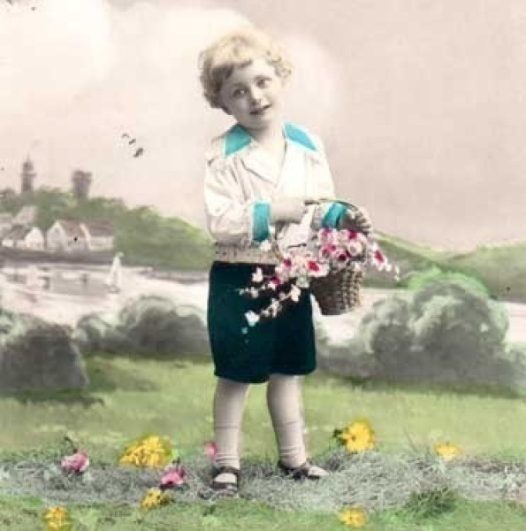 LAPSI / Portaalla seisova poika ja suuri kukkakori. 1920-l.