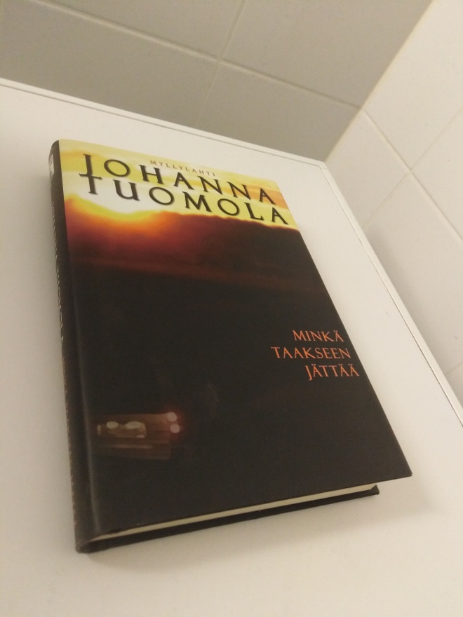 Johanna Tuomola: Minkä taakseen jättää