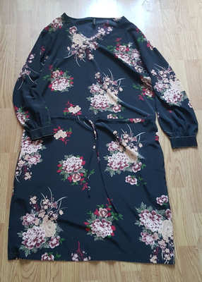 Hyvä vaatepaketti koko M sis.8 kpl