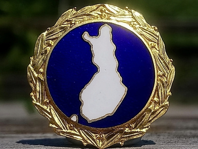 Suomen kartta. Emalinen merkki. Valmistajan leimalla. Halkai