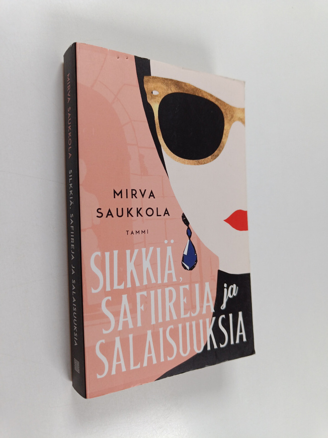 Mirva Saukkola : Silkkiä, safiireja ja salaisuuksia