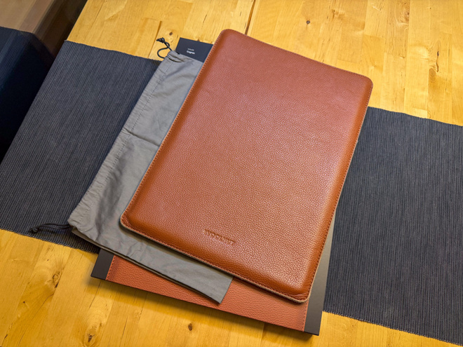 Woolnut Leather Sleeve suojatasku 16" MacBook Pro (konjakki)