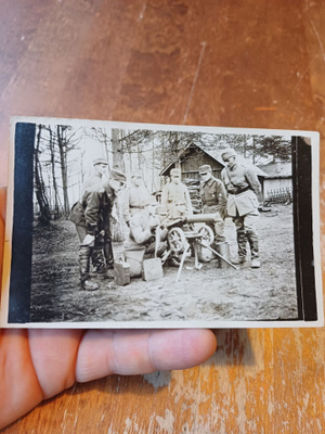 Sotilaat tutustuvat konekivääriin