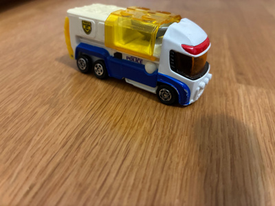 Tomica poliisi kuorma-auto. Harvinainen versio n.1/64 kokoa.