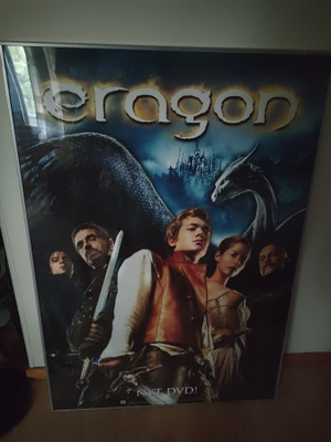 Eragon elokuvajuliste metallireunaisissa kehyksissä