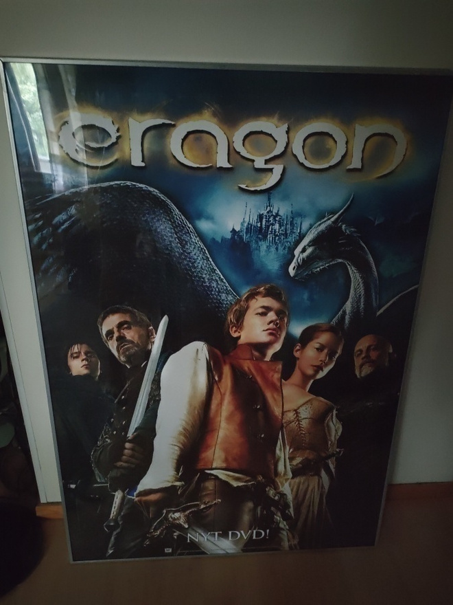 Eragon elokuvajuliste metallireunaisissa kehyksissä
