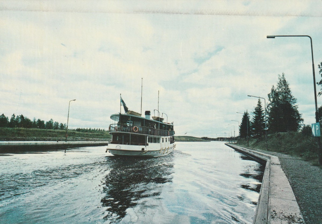 HÖYRYLAIVA SAIMAAN KANAVASSA