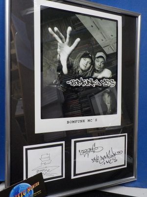 BOMFUNK MC'S TAULU NIMMAREILLA