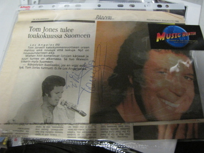 TOM JONES  NIMIKIRJOITUS LEHTILEIKEESSÄ - ILTA- SANOMISTA