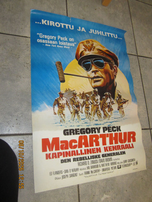 MacArthur – kapinallinen kenraali -elokuvajuliste (1977 ?
