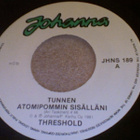 THRESHOLD :: TUNNEN ATOMIPOMMIN SISÄLLÄNI :: VINYYLI 7"1981 - pikkukuva 3