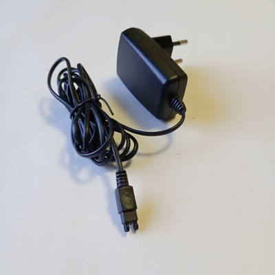 Sony Ericsson CTS-13 -puhelimen laturi Keräilijälle.