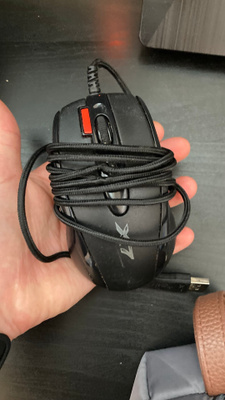 Langallinen USB-pelihiiri, jossa on lisäpainikkeita ja DPI-s