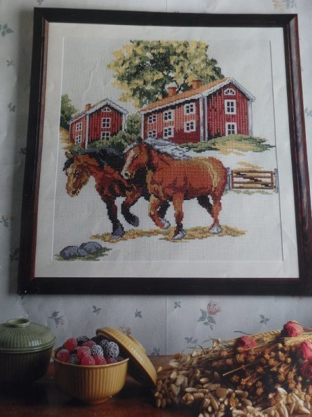 Ristipistomalli hevoset ja punaiset maalaistalot