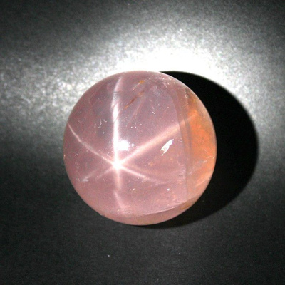 Tähti ruusukvartsi 552.83 ct kristallipallo 43 mm Madagaskar