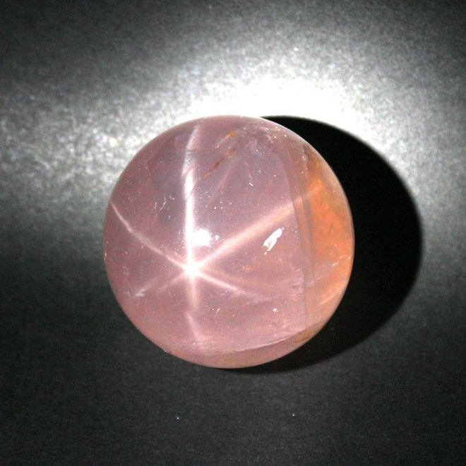 Tähti ruusukvartsi 552.83 ct kristallipallo 43 mm Madagaskar