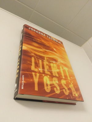 Johanna Tuomola: Liekit yössä