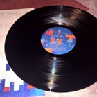 Hyväkuntoinen Paul McCartneyn LP-levy TUG OF WAR - pikkukuva 4