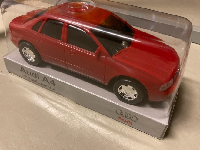 Audi A4 pienoismalli n 1/18 - 1/20