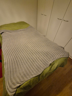 Kevyt ja hengittävä virkattu viltti – 150 x 120 cm