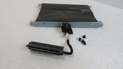 HP 630 / 635 kiintolevyn 2.5” kelkka, SATA-kaapeli ja ruuvit