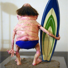 Kooks Ahoy-käsintehty "surffari"-figuuri lasialustalla - pikkukuva 3