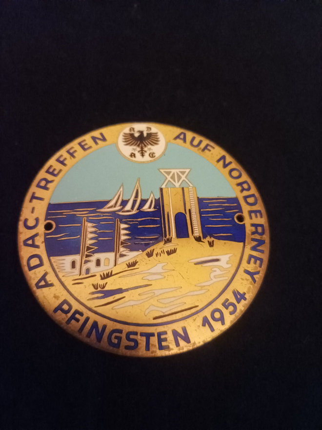 Metallinen keulamerkki vuodelta 1954