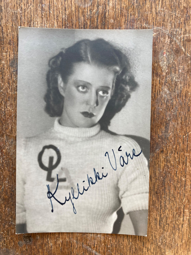 KYLLIKKI VÄRE, SIGNEERATTU VALOKUVA