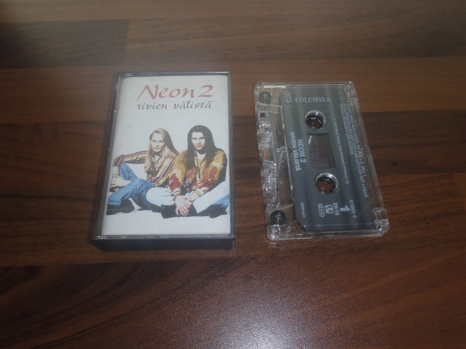 NEON 2 - RIVIEN VÄLISTÄ c-kasetti ( Hyvä kunto )