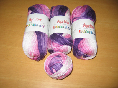 violettikirjavaa lankaa
