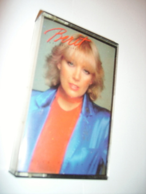 BERIT - Tässä nyt ja näin C-Kasetti (1983) Sis.pk:t