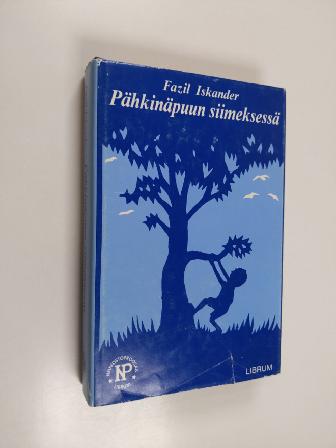 Fazil Iskander : Pähkinäpuun siimeksessä : novelleja