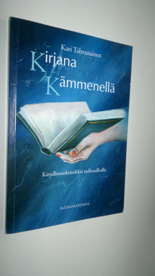 Kari Tahvanainen : Kirjana kämmenellä : kirjallisuuskriti...
