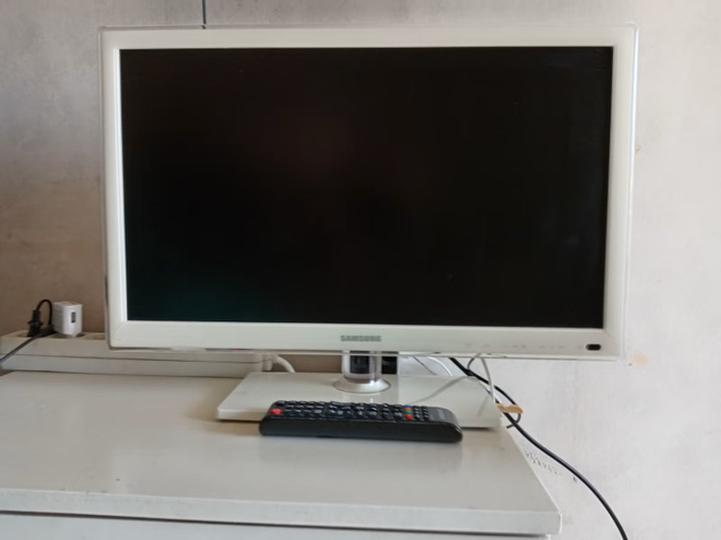 Samsung UE22D501NW televisio ja kaukosäädin AA59-00741A