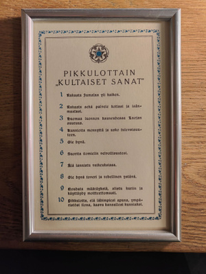 Pikkulottain kultaiset sanat kehyksissä