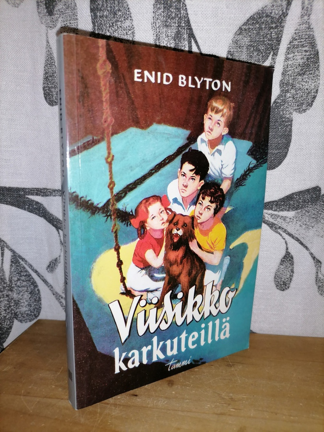 Enid Blyton - Viisikko karkuteillä - 13.p.2004
