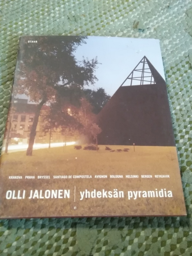 Olli Jalonen: Yhdeksän pyramidia