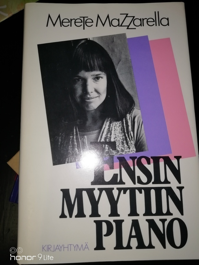 Merete Mazzarella Ensin myytiin piano