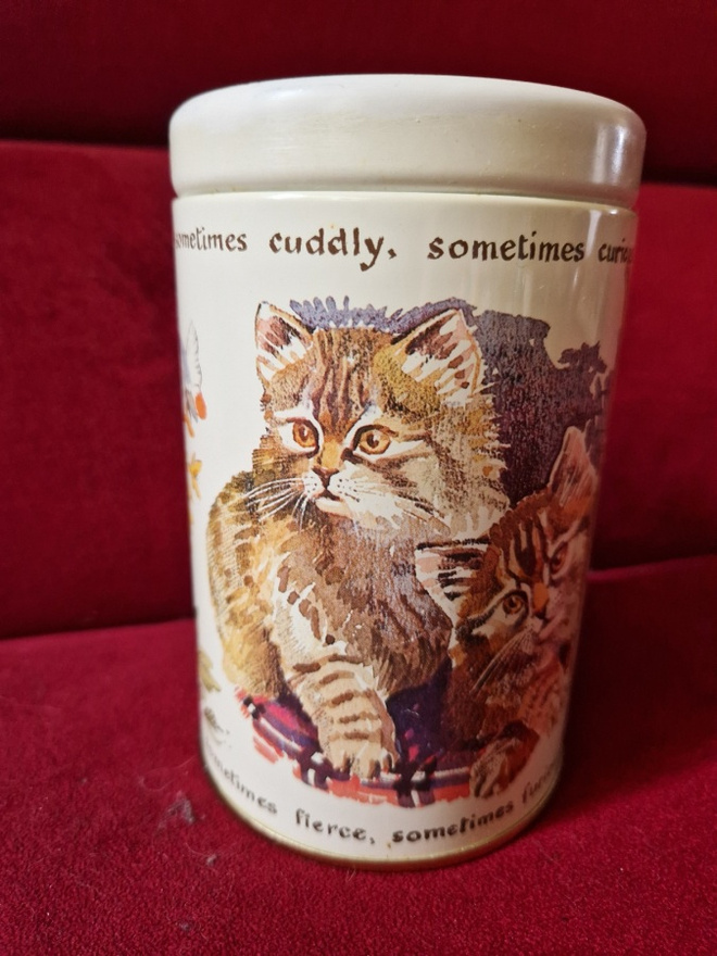 Kissa peltipurkki Made in England