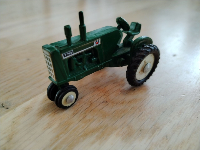 Scalemodels / Ertl 1:64 Oliver 770 traktori